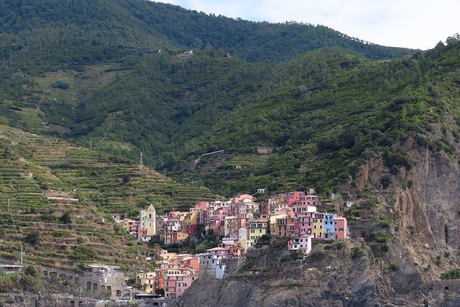 Manarola vista dal mare — Il borgo incastonato tra i terrazzamenti e la scogliera