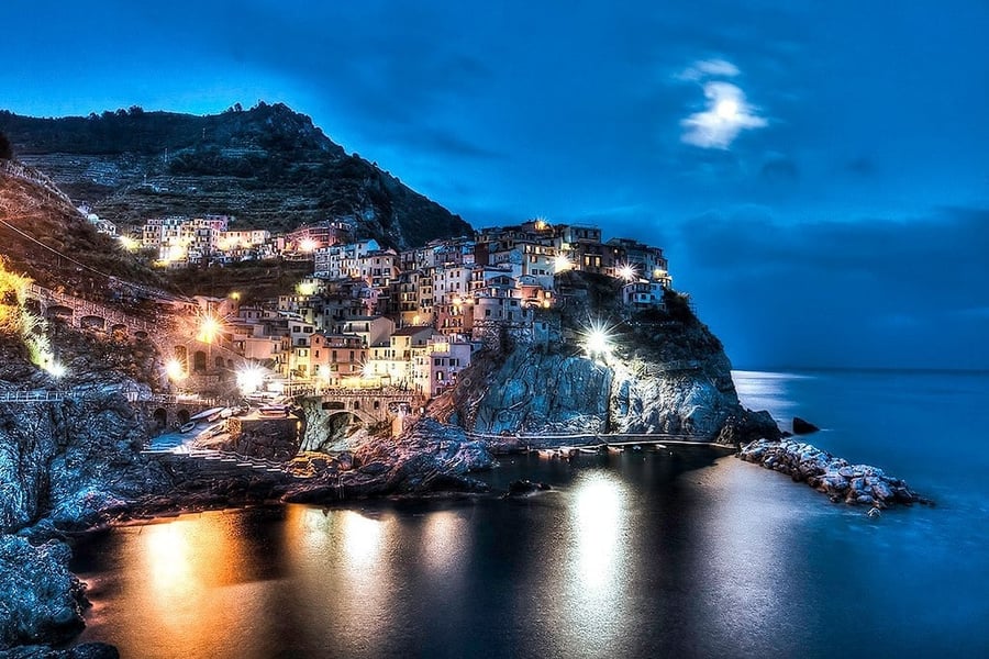 Manarola al chiaro di luna — Il borgo illuminato che si specchia nell'acqua calma