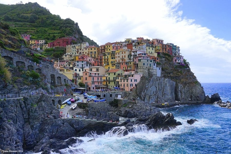 Il borgo sulla rupe — Le case colorate a picco sulla roccia nera delle Cinque Terre