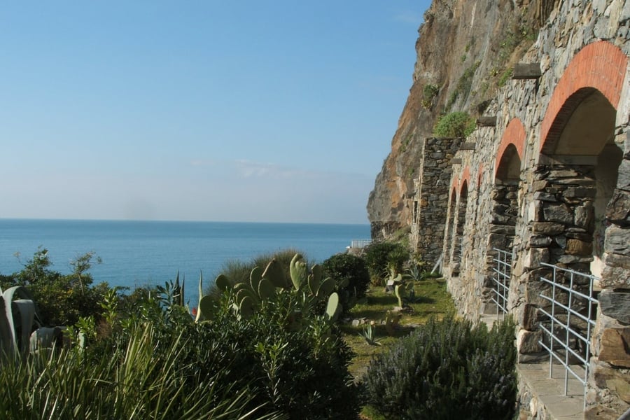 La Via dell'Amore — Il sentiero scavato nella roccia sospeso sul mare