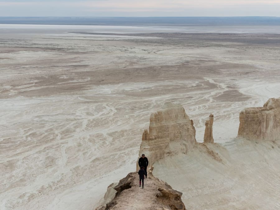 La gola di Bozzhyra — Due zanne di roccia bianca sopra un fondale senza acqua