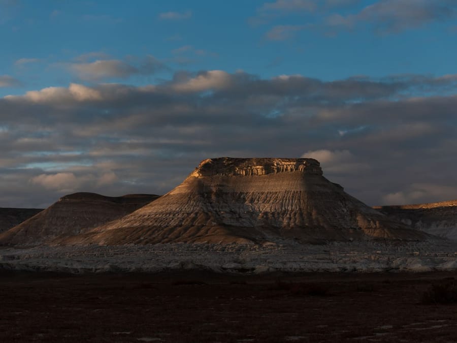 L'arenaria al tramonto — L'ora in cui la pietra bianca diventa arancione