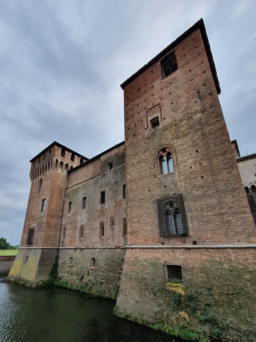 Castello di San Giorgio — La fortezza turrita che riflette le sue quattro torri nel Lago Inferiore