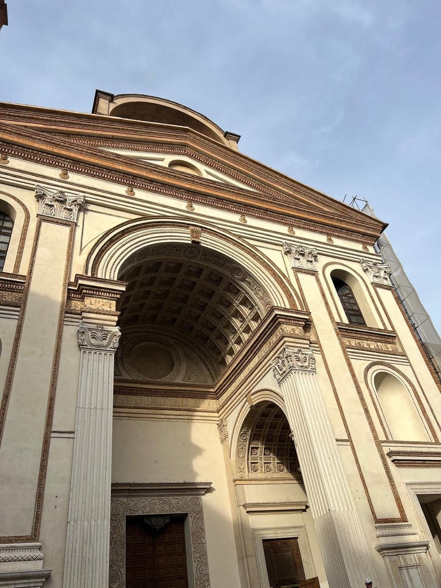 Basilica di Sant'Andrea — La facciata di Leon Battista Alberti che custodisce una reliquia del Sangue di Cristo