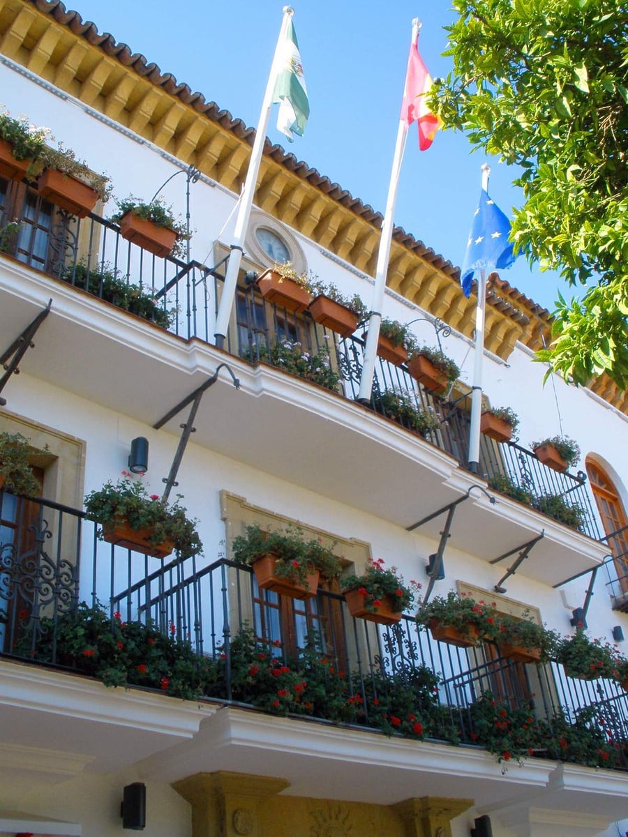L'Ayuntamiento di Marbella — Balconi fioriti di gerani nel cuore del casco antiguo