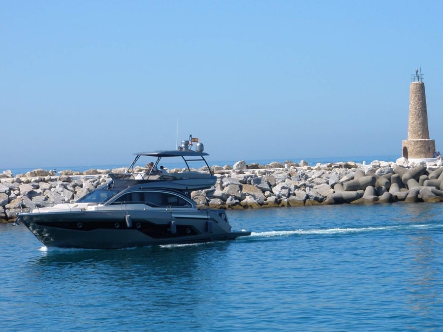 Puerto Banús — Yacht di lusso all'ingresso del porto