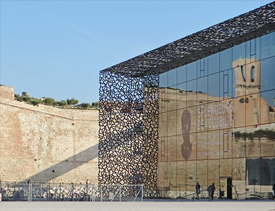 MuCEM e Fort Saint-Jean — Una trama di cemento scuro tesa tra mare e storia