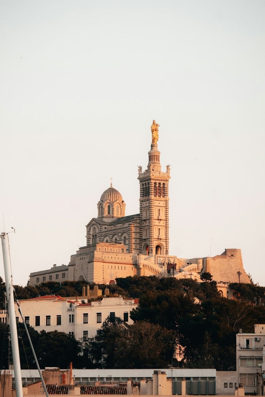 Basilique Notre-Dame de la Garde — La Buona Madre che vigila su Marsiglia dal punto più alto