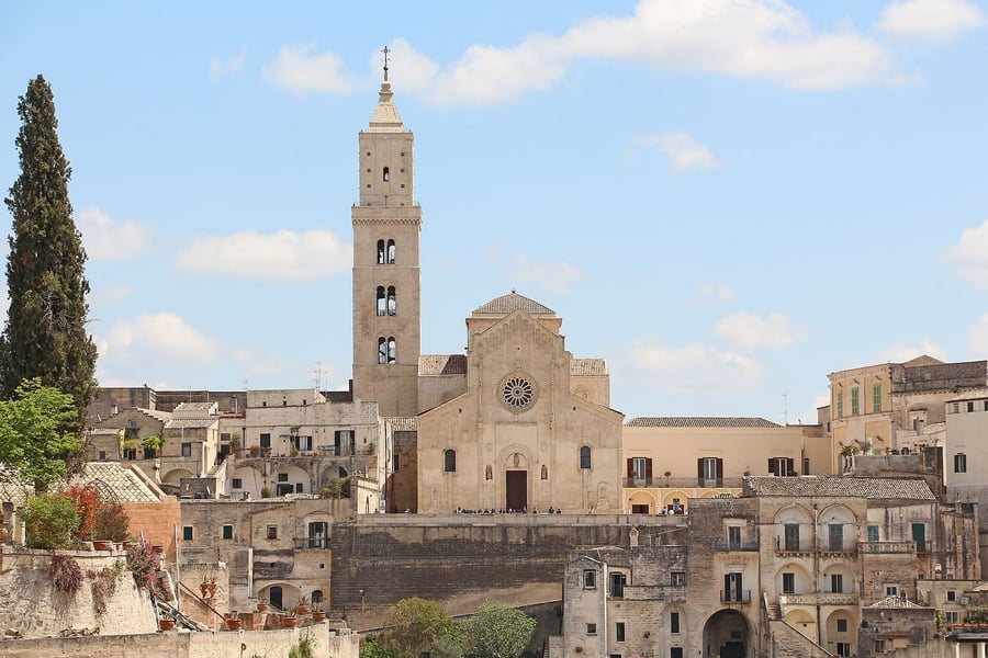 La Cattedrale — Il duomo romanico pugliese affacciato sui Sassi