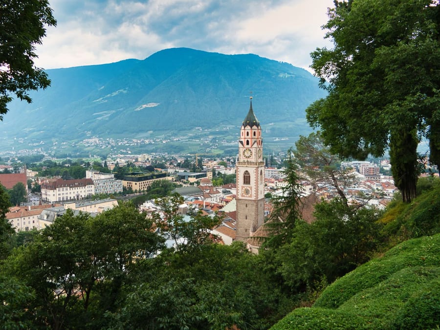 San Nicolò sopra i tetti — Ottantatré metri di campanile gotico, in mezzo alle montagne