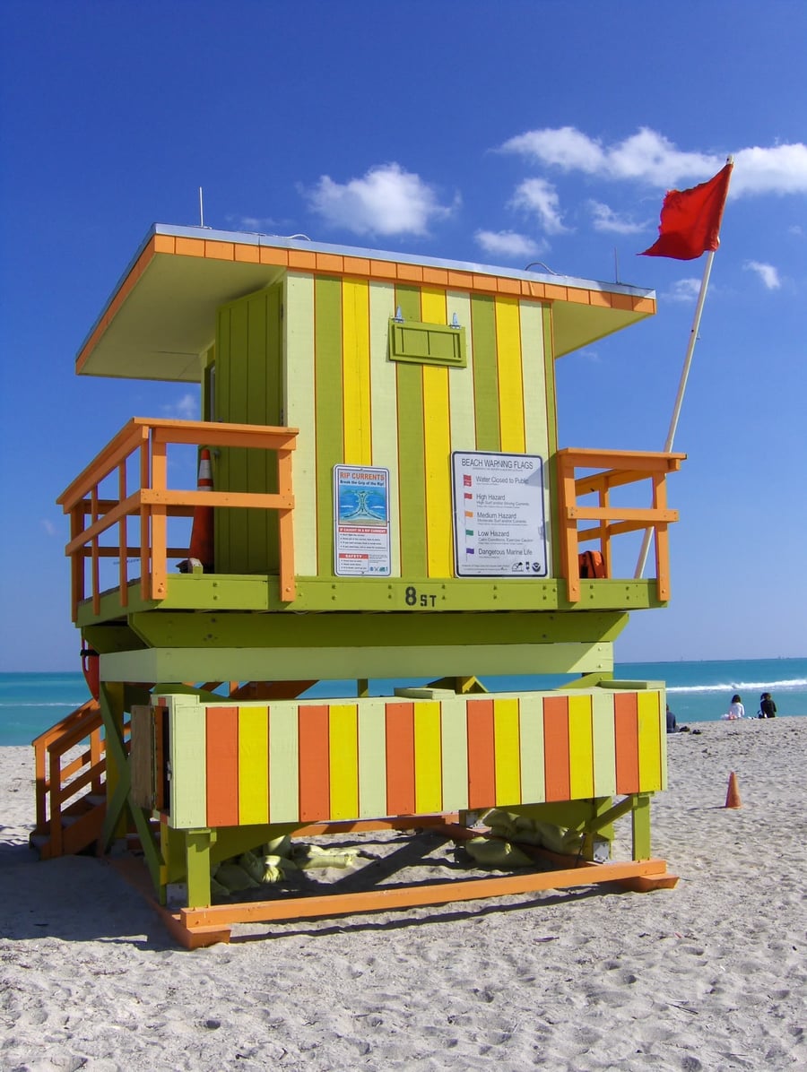 Torrette dei bagnini — Piccole architetture colorate che punteggiano la spiaggia di Miami Beach