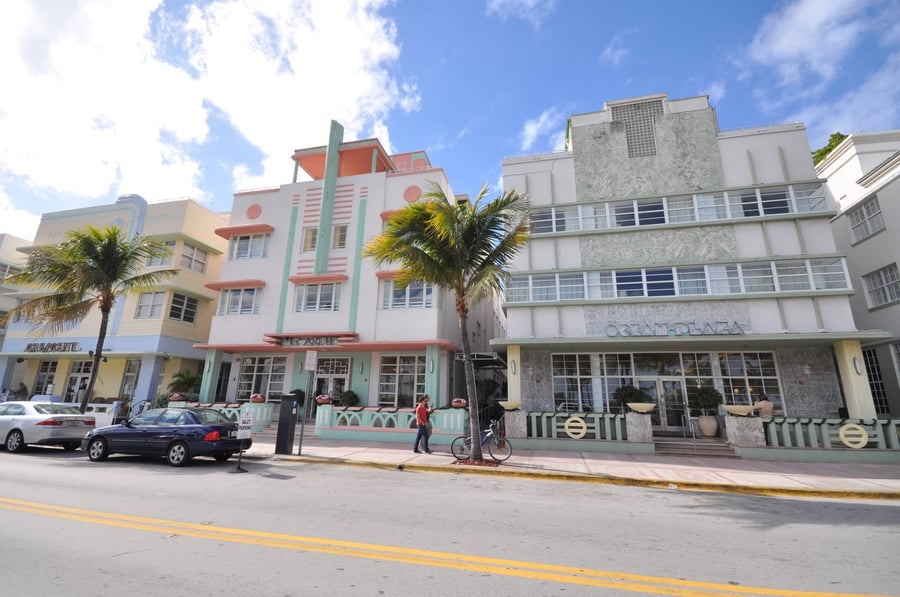 Ocean Drive — Facciate pastello e insegne al neon nel cuore dell'Art Deco District