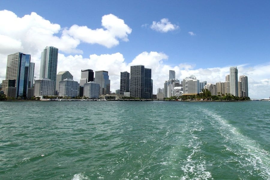 Skyline dall'oceano — I grattacieli di Miami che si specchiano nelle acque dell'Atlantico