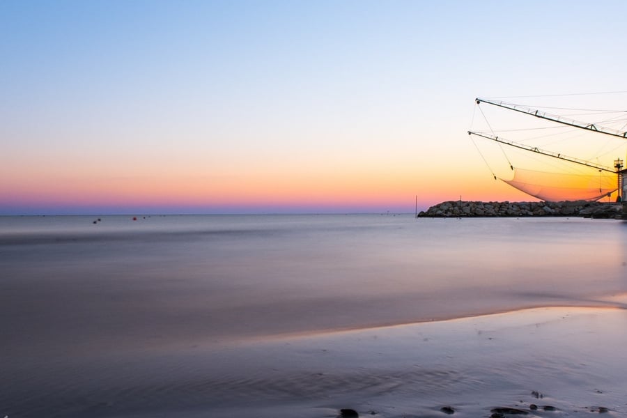 Il bilancione sulla spiaggia — L'antica macchina da pesca diventata simbolo balneare