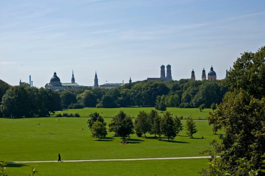 Englischer Garten — Il parco più grande d'Europa, con un'onda da surf permanente in città