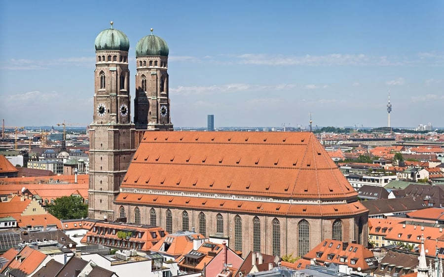 Frauenkirche — Le due torri a cupola che dominano lo skyline di Monaco di Baviera