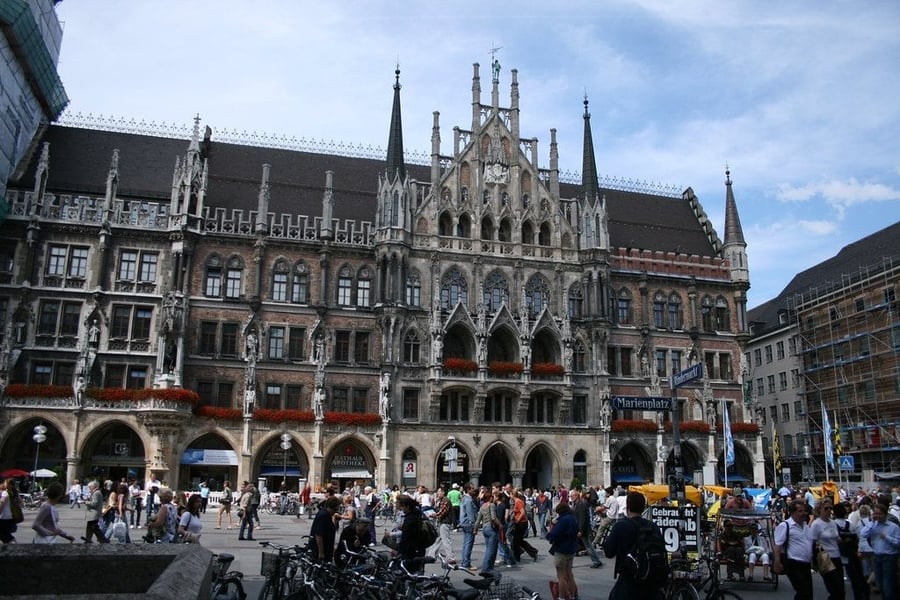 Marienplatz — La piazza dove il Glockenspiel anima ogni giorno il Municipio Nuovo