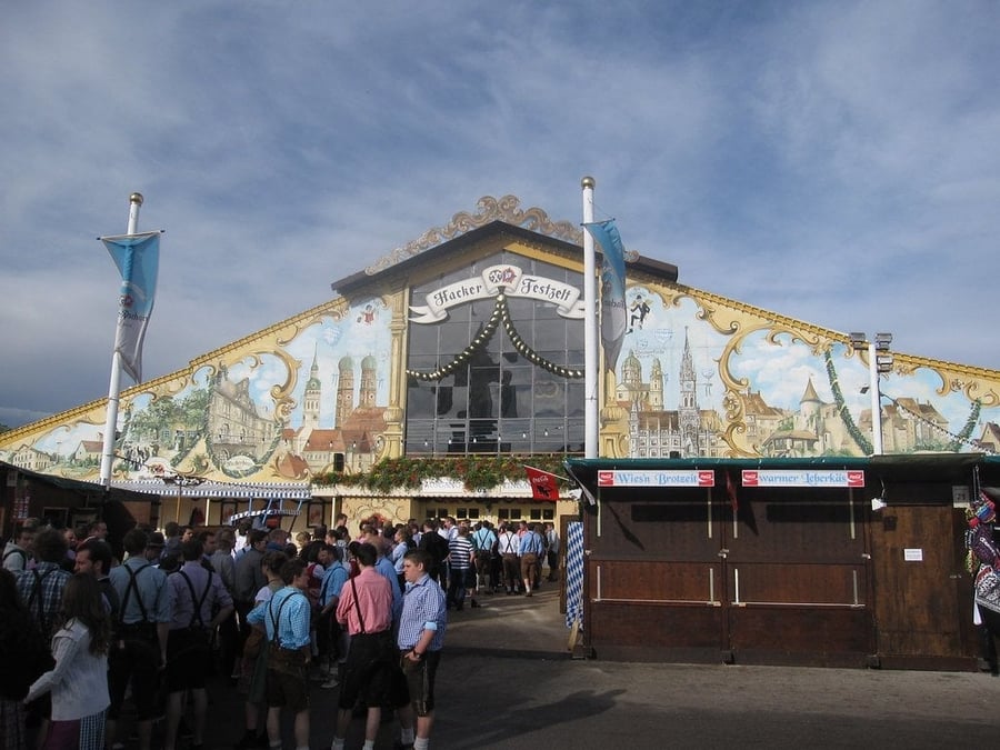 L'Oktoberfest — Sedici giorni di birra, bretzel e Biergarten sulla Theresienwiese