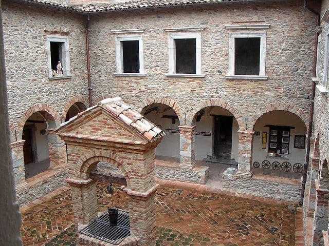 Il chiostro degli Zoccolanti — Un pozzo in pietra al centro del cortile conventuale