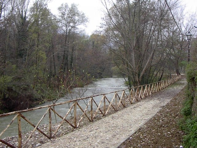 Il lungofiume Baden Powell — La passeggiata lungo il fiume che dà al paese solo la seconda parte del nome