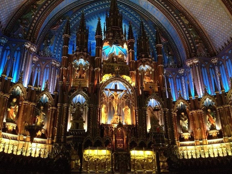La Basilica di Notre-Dame — Blu, oro e stelle dorate sotto la volta gotica