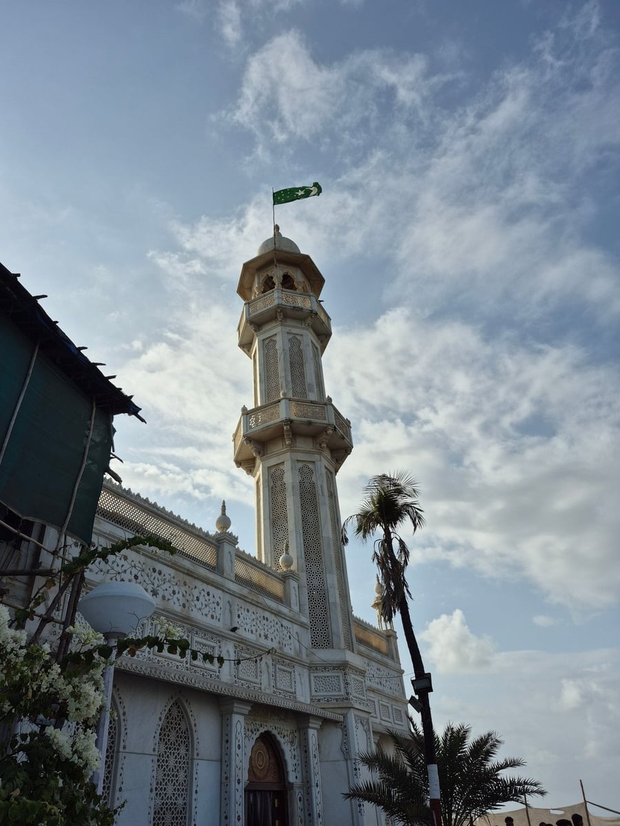 Haji Ali Dargah — Il mausoleo bianco raggiungibile solo con la bassa marea
