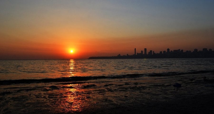 Marine Drive — La Collana della Regina che disegna la baia al tramonto