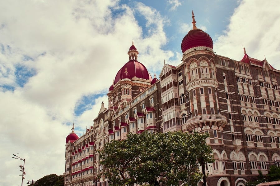 Il Taj Mahal Palace Hotel — Le cupole storiche di fronte alla Gateway of India