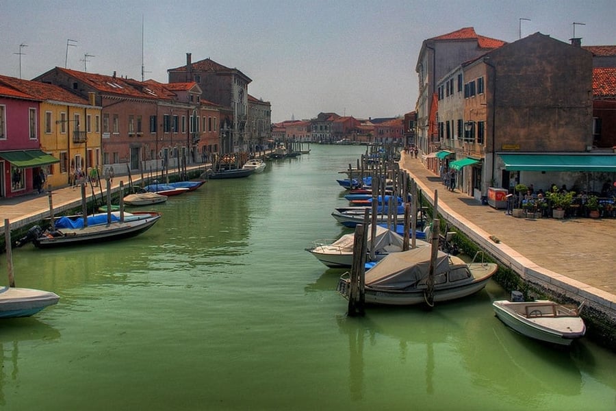 Il canale di San Donato — Barche e case affacciate sul canale principale dell'isola