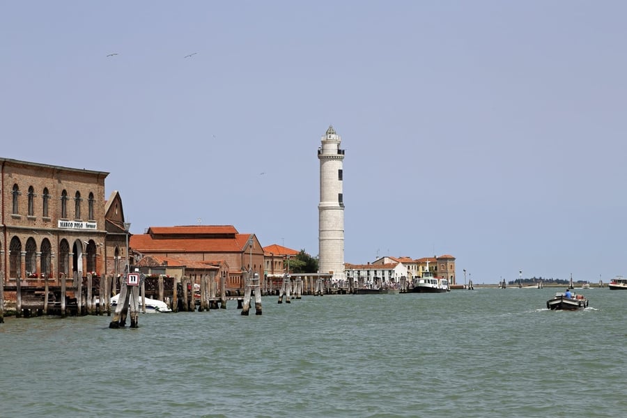 Il faro di Murano — La torre bianca che segnala l'ingresso all'isola dalla laguna