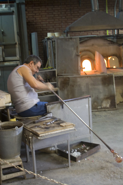 La fornace del vetro — Il forno che raggiunge mille gradi per fondere la sabbia