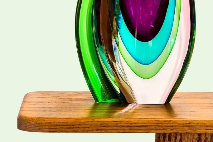 Il vetro artistico — Le trasparenze e i colori sovrapposti di un capolavoro soffiato