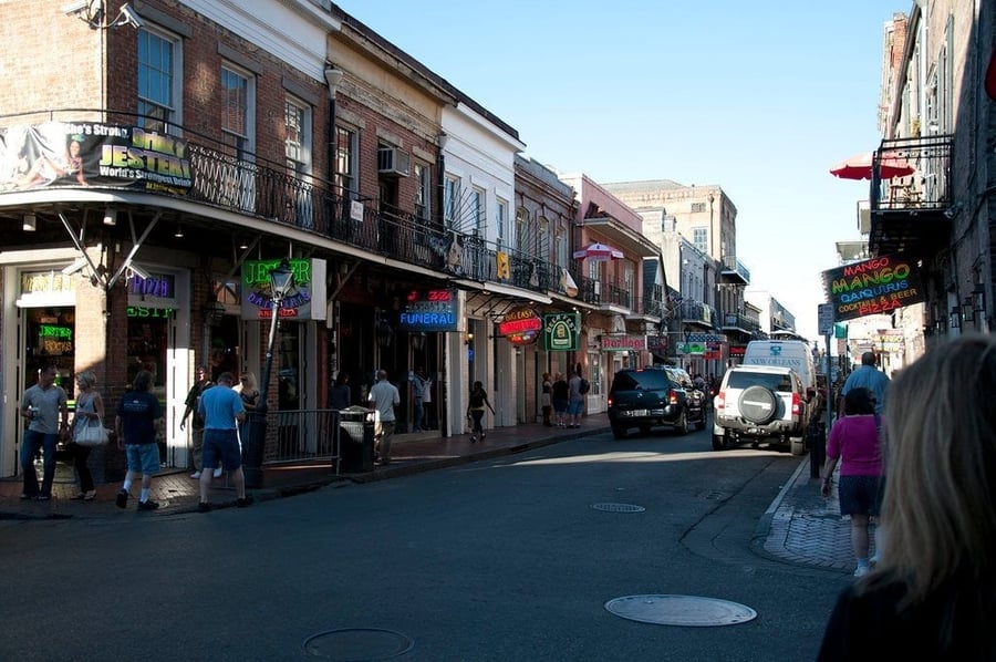 Bourbon Street — Jazz dal vivo e insegne al neon nel cuore del Quartiere Francese