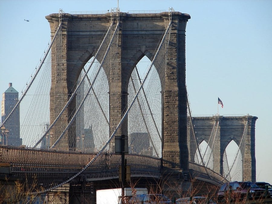 Ponte di Brooklyn — Cavi d'acciaio tesi tra Manhattan e Brooklyn dal 1883