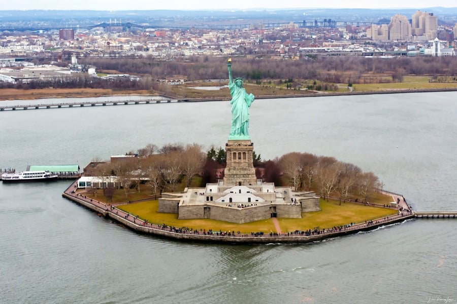 Statua della Libertà — Il dono di rame verde che accoglie chi arriva dal mare