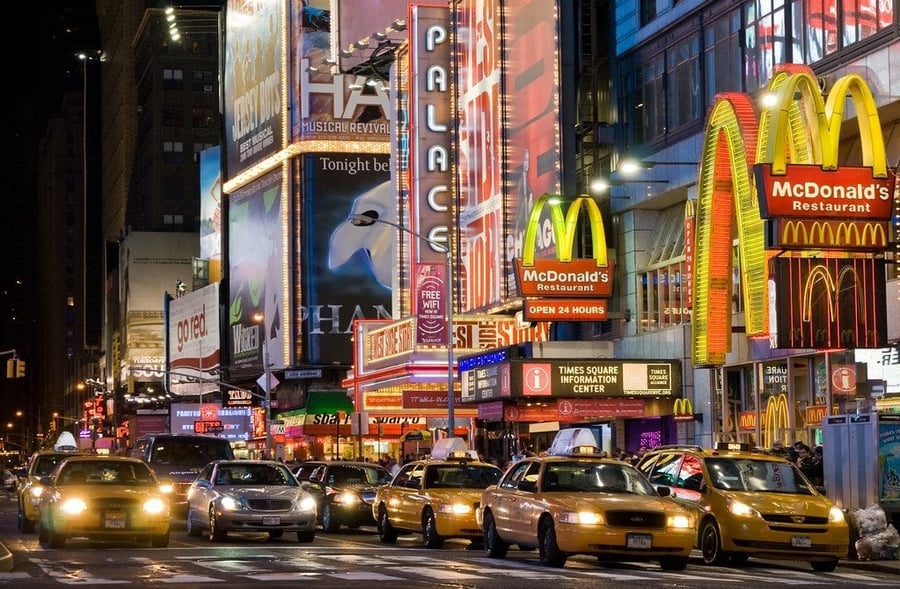 Times Square — Insegne luminose accese ventiquattr'ore su ventiquattro
