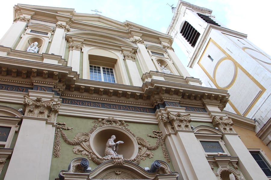 Cattedrale di Sainte-Réparate — La facciata barocca e il campanile, simboli della città vecchia
