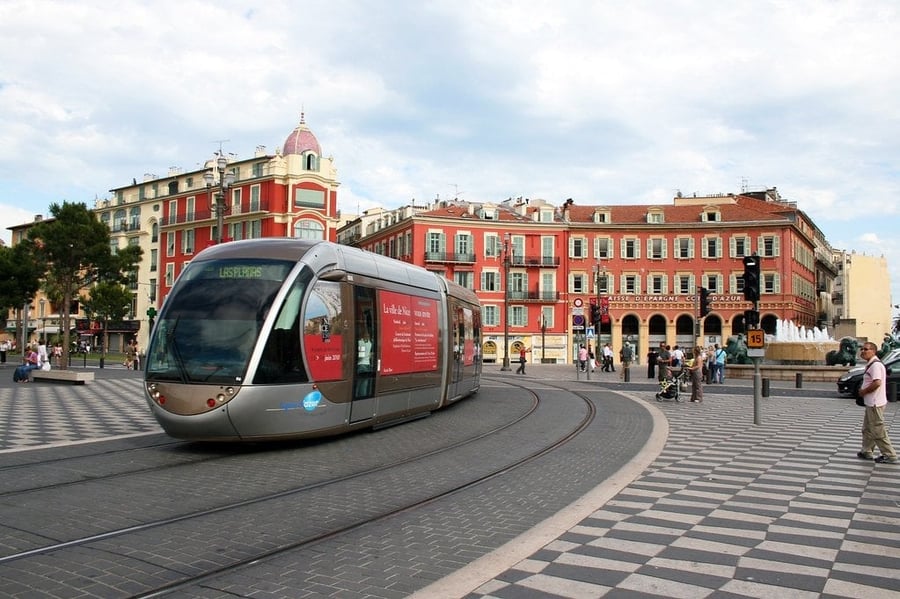 Place Masséna — La piazza rosso pompeiano che collega la città vecchia al lungomare