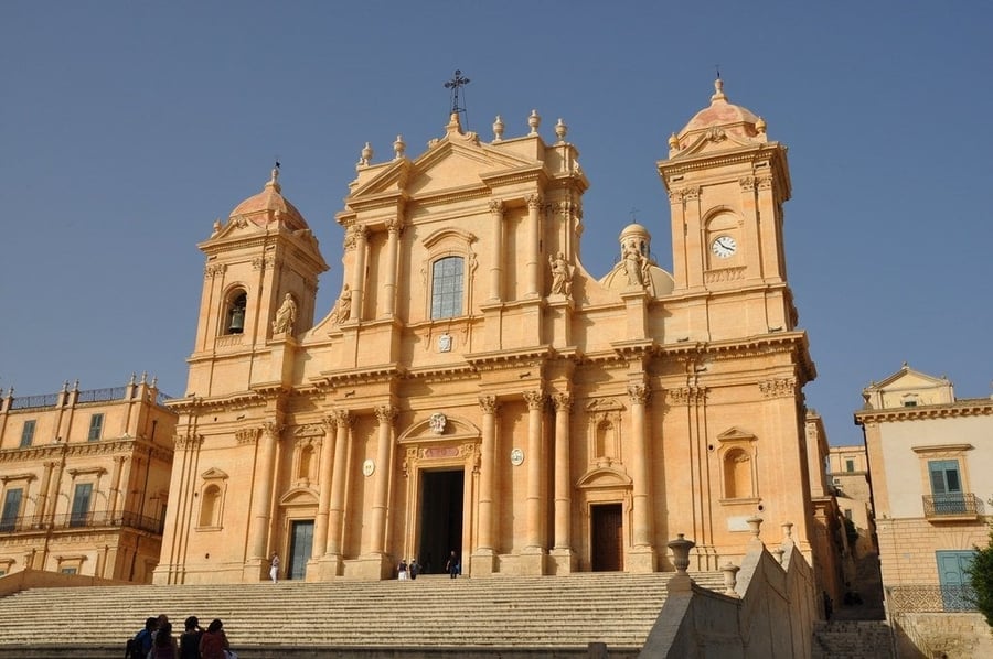 Cattedrale di San Nicolò — Ricostruita due volte, dopo il terremoto e dopo il crollo della cupola