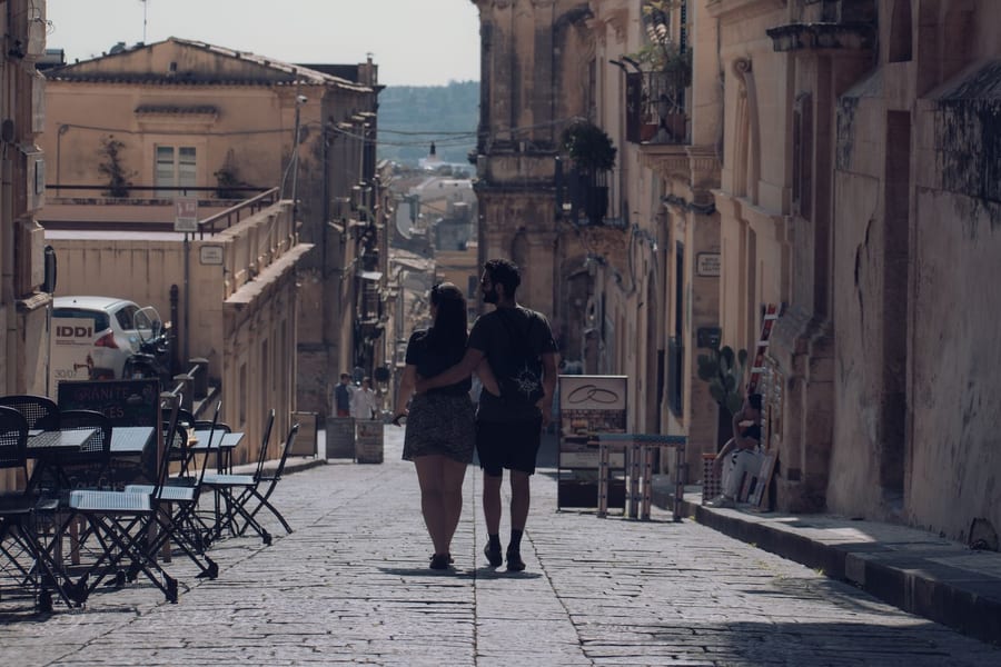 Corso Vittorio Emanuele — La spina dorsale dorata della città ricostruita dopo il 1693