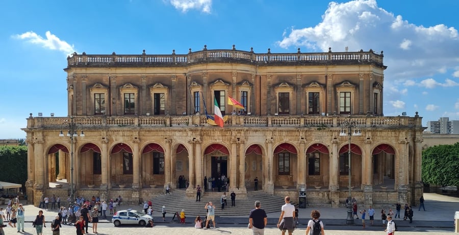 Palazzo Ducezio — Il municipio con la facciata a colonnato semicircolare