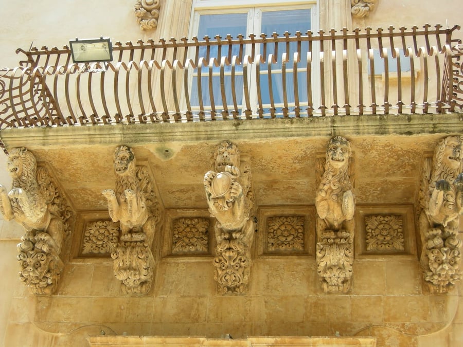 Palazzo Nicolaci di Villadorata — Balconi scolpiti con sirene, centauri e cavalli alati
