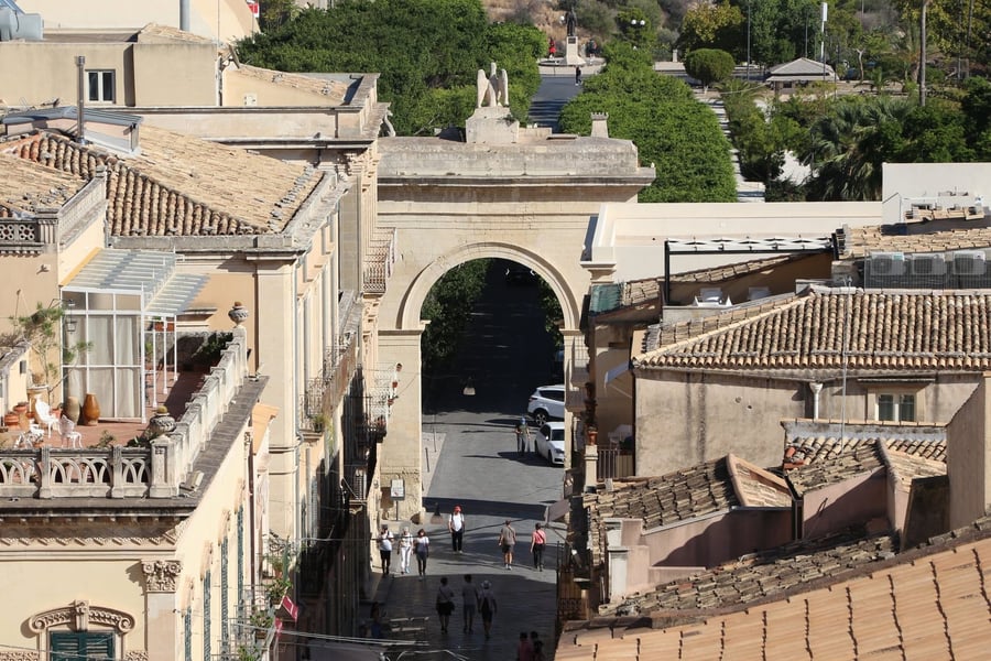 Porta Reale — L'arco di trionfo che accoglie chi entra nel centro barocco