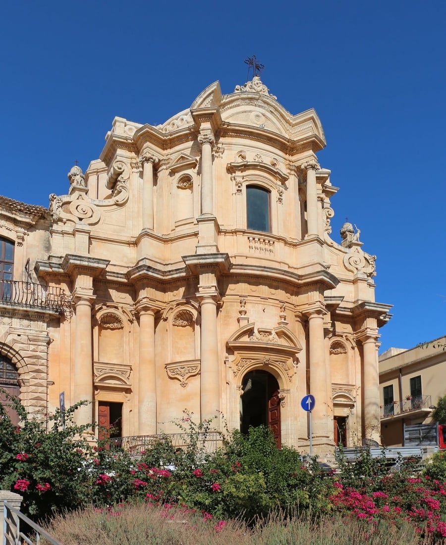 Chiesa di San Domenico — La facciata convessa firmata da Rosario Gagliardi