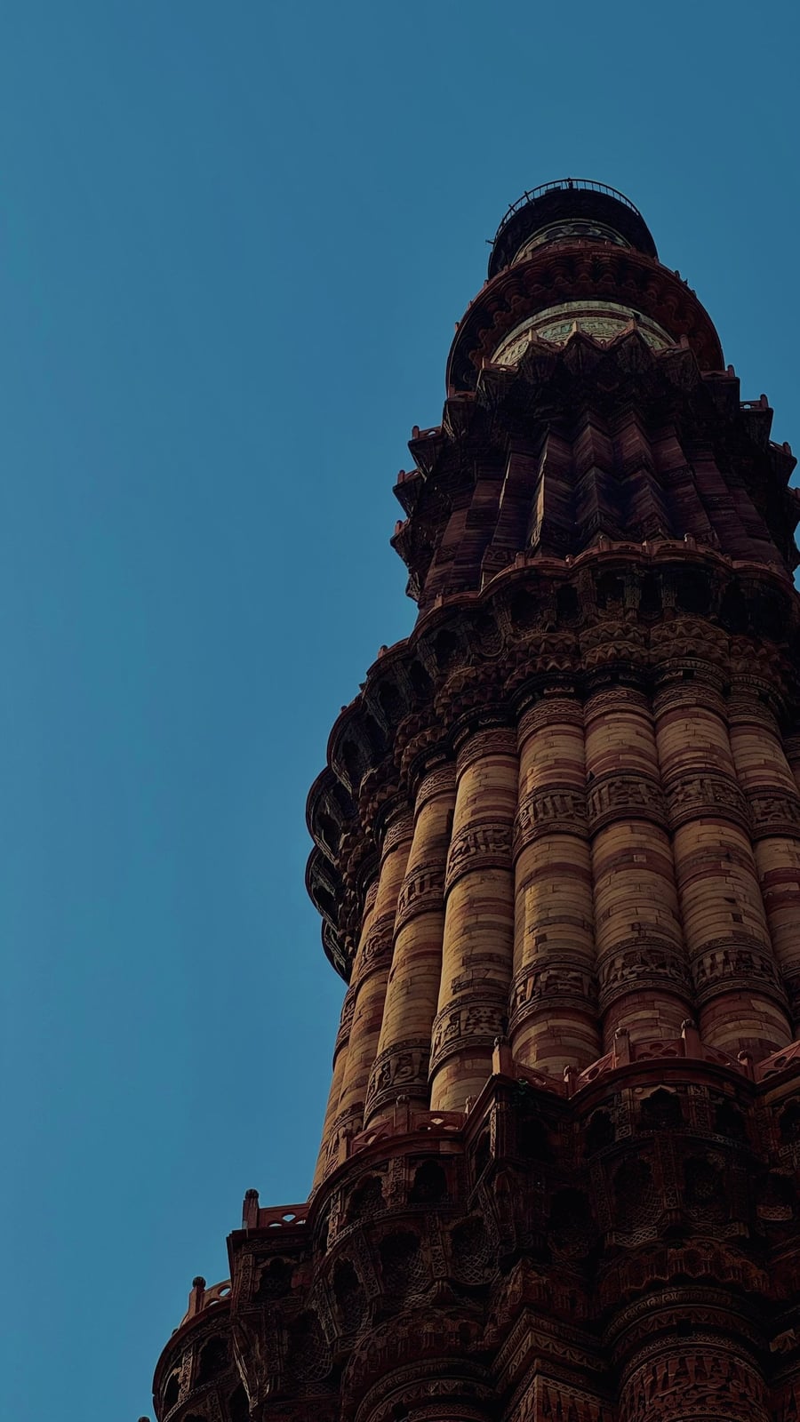 Il Qutub Minar — Il minareto in pietra più alto dell'India