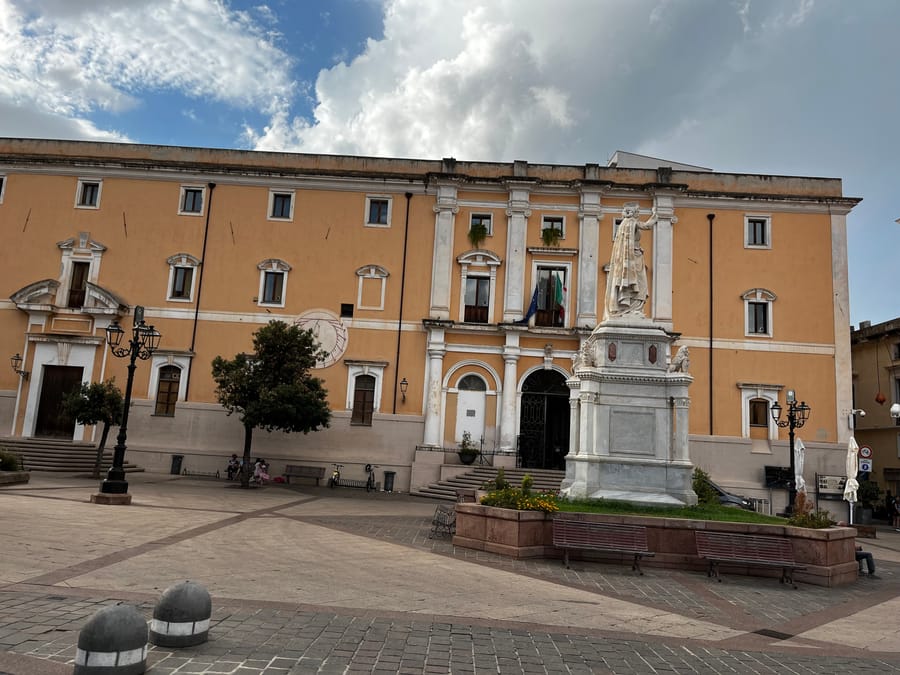 Piazza Eleonora d'Arborea — La giudicessa che diede alla Sardegna le sue leggi