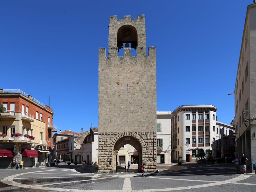 La torre di Mariano II — Una delle due porte rimaste delle mura