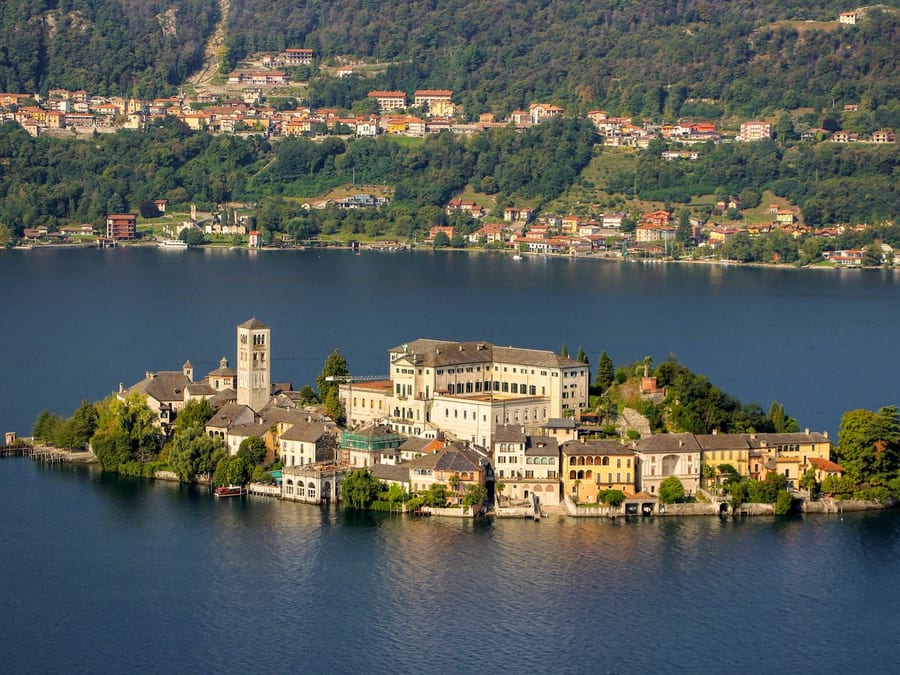 L'isola dall'alto — Il Sacro Monte guarda giù sul borgo e sull'acqua