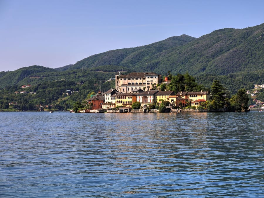 Il lago e i monti — L'unico lago prealpino che scarica a nord