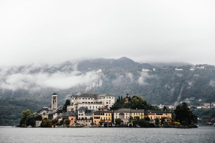 L'isola nella nebbia — Le mattine in cui il lago non finisce da nessuna parte